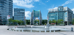 Blick auf das Kölner Tagungsgelände mit verschiedenen Gebäuden