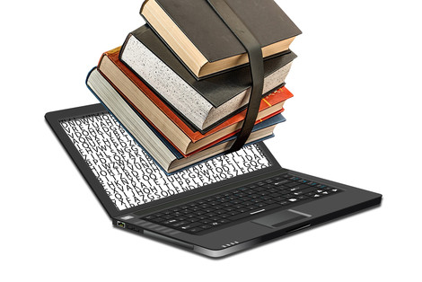 Fotorealistisch: Ein Stapel Bücher scheint in einen Laptop zu fliegen, auf dessen Monitor auf weißem HIntergrund schwarze Buchstaben zu sehen sind, die keinen erkennbaren Sinn ergeben