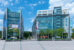 Blick auf das Kölner Tagungsgelände mit verschiedenen Gebäuden