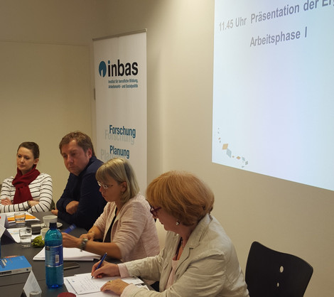v.r.n.l.: Referentinnen Felicitas von Küchler (INBAS GmbH), Wiebke Schindel (HMSI), im Hintergrund weitere Teilnehmende