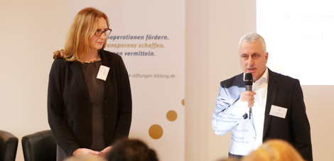 Bürgermeisterin Gisela Stang (Stadt Hofheim) und Dr. Kenan Önen (Bildung-Kickt gemeinnützige GmbH)