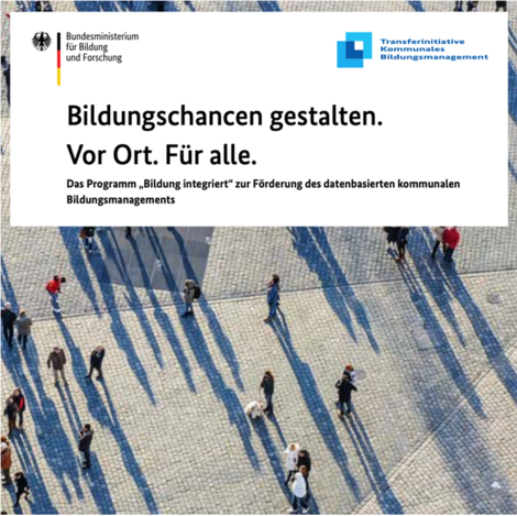 Abgebildet ist die Titelseite der Abschlussbroschüre des Programms „Bildung integriert“, auf der man aus der Vogelperspektive auf einen städtischen Platz blickt, auf dem Menschen laufen, die lange, schmale Schatten werfen.