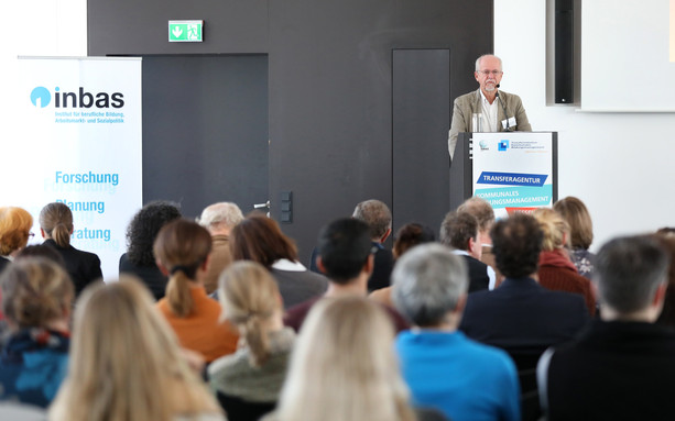 Prof. i.R. Dr. Klaus Klemm erklärt, an welchen Stellen kommunale Bildungslandschaften von demografischen Entwicklungen betroffen sind.