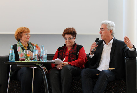 v.l.: Moderatorin Felicitas von Küchler (Transferagentur Hessen), Karin Frech (Frauen, Arbeit, Bildung) und Bernhard Wiedemann vom Jobcenter Wetterau