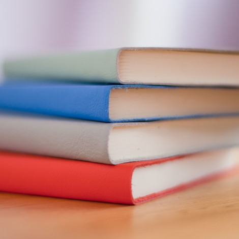 Stapel farbig gebundener Bücher