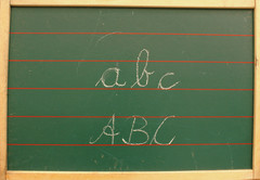 grüne Tafel mit Groß- und Kleinbuchstaben in weißer Kreideschrift