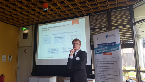 Dr. Martin Bauer-Stiasny (Stadt Nürnberg) referiert zum Monitoring non-formaler Bildung.