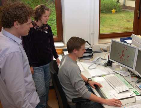 Drei Mitarbeitende des Landkreis Fulda vor einem PC-Arbeitsplatz